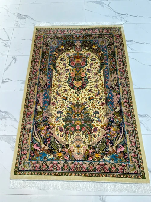 فرش ماشینی ابریشم 1500 شانه کاشان زمینه کرم کد5592