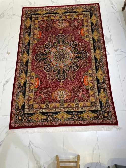 فرش ماشینی ابریشم 1500 شانه کاشان زمینه لاکی  کد5516