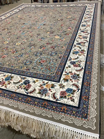 فرش ماشینی کاشان 700 شانه نقشه افشان گیلدا زمینه فیلی صد در صد اکرولیک