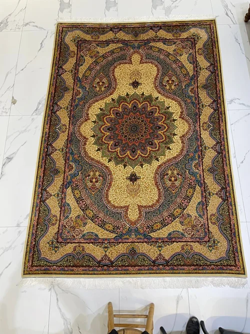فرش ماشینی ابریشم 1500 شانه کاشان زمینه کرم  کد5594
