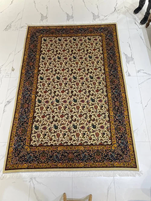 فرش ماشینی ابریشم 1500 شانه کاشان زمینه کرم کد5588