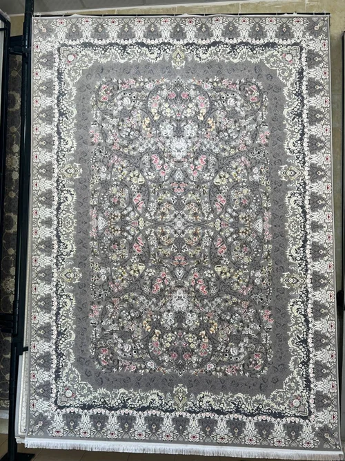 فرش ماشینی کاشان 700 شانه برجسته دیزاین 1200   نقشه  روناک زمینه سیلور رنگی